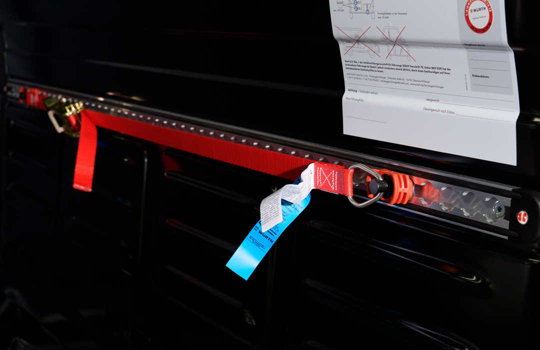 Nahaufnahme von roten Sicherungsgurten im Innenraum